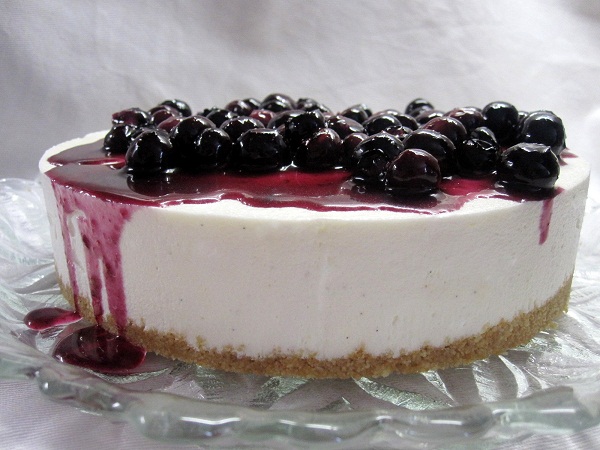 Fehér-csokis-sajttorta-áfonya-öntettel